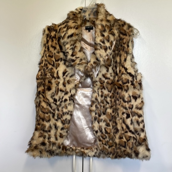Gorgeous Cejion fur vest.  Animal print. Like New.  Medium.  Glam. Luxe. - Picture 2 of 7